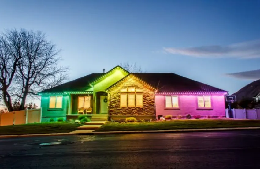 Ranch home showing an RGB Christmas light color demo by Bee Merry